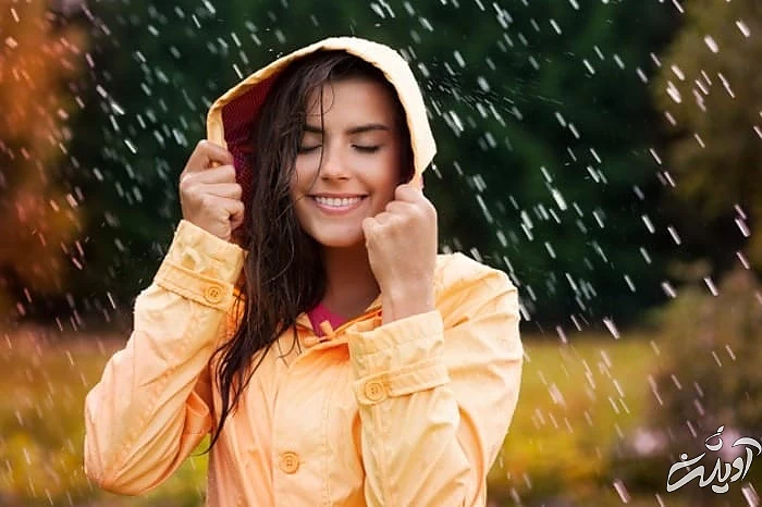 قدم زدن زیر باران شاد شدن